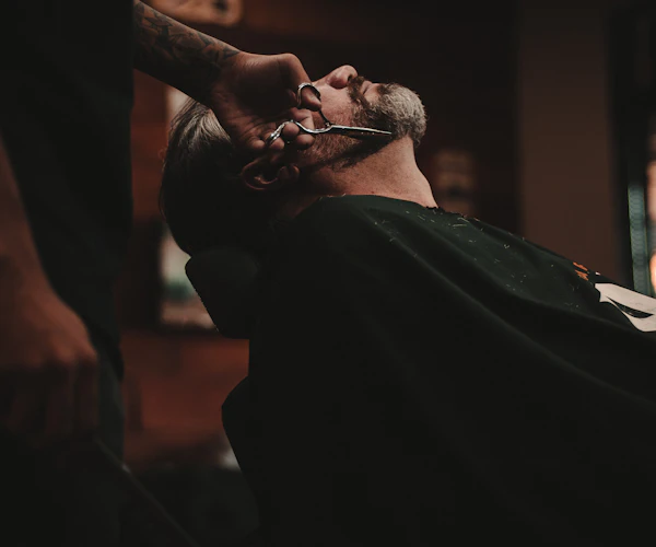 Interior elegant al salonului John's Barber Shop Premium din Bacău, cu scaune de frizerie clasice și decor tradițional